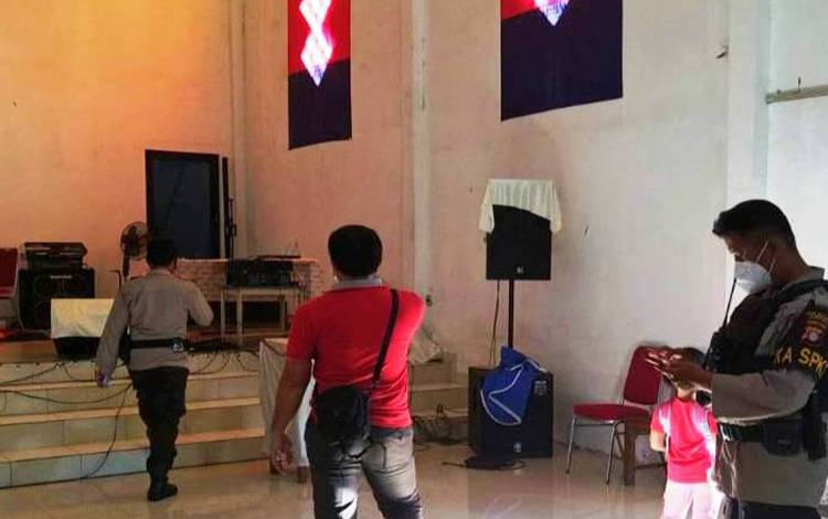 Polisi saat melakukan pemeriksaan di Gereja Pantekosta Indonesia