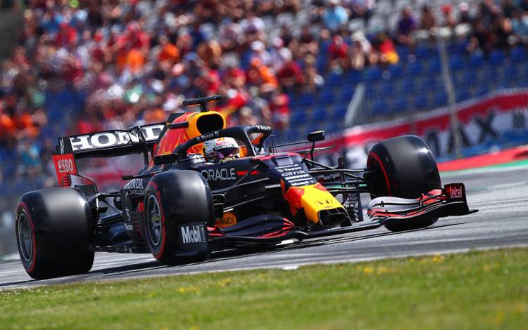 Pebalap tim Red Bull Max Verstappen menjalani sesi kualifikasi Grand Prix Austria, Sirkuit Red Bull Ring, Spielberg. (3/7/2021)