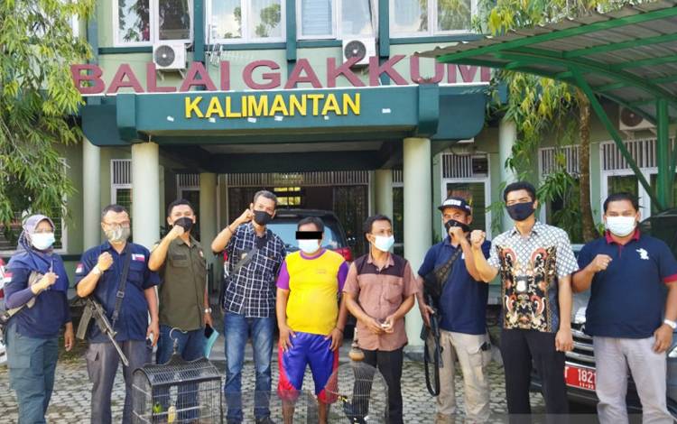 Tim Balai Gakkum KLHK Wilayah Kalimantan bersama tersangka
