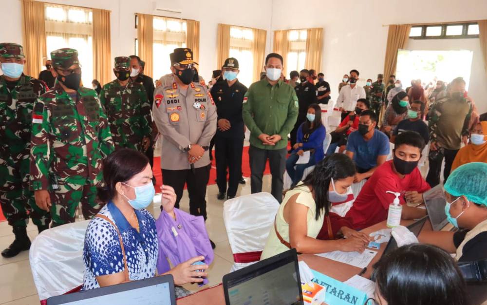 Kapolda Kalteng dan Pangdam Tanjungpura meninjau vaksinasi massal di Kabupaten Lamandau, Minggu, 4 Juli 2021.