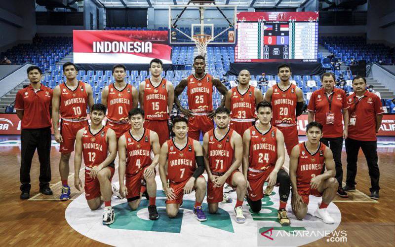 Tim nasional basket Indonesia berpose sebelum melakoni Windows III Kualifikasi FIBA Asia Cup 2021 menghadapi Filipina di Angeles City Foundation Gym, Filipina, Jumat (18/6/2021). (foto : Dokumentasi FIBA)