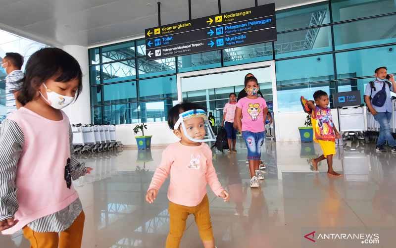 Sejumlah anak berada di Gedung Terminal Bandara Internasional Syamsudin Noor Banjarmasin di Kota Banjarbaru, Kalimantan Selatan. (foto : ANTARA/Firman)