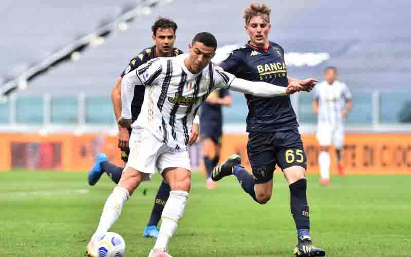 Pesepak bola Juventus Cristiano Ronaldo (kiri) berupaya melewati penjagaan pesepak bola Genoa Nicolo Rovella (kanan) dalam laga lanjutan Liga Italia, di Stadio  Allianz Stadium, Turin, Italia, Minggu (11/4/2021). (foto : ANTARA FOTO/Reuters-Massimo Pinca/hp)