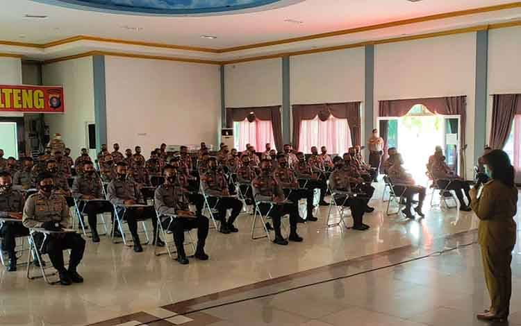 Tim Dinas Kesehaan Kalteng saat memberikan materi dalam pelatihan Tracer Covid-19 bagi para siswa Bintara Polri di SPN Tjilik Riwut.
