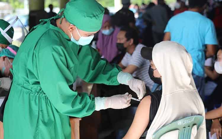 Selah satu mahasiswa sedang mengikuti vaksinasi Covid-19 di Lapangan Sanaman 