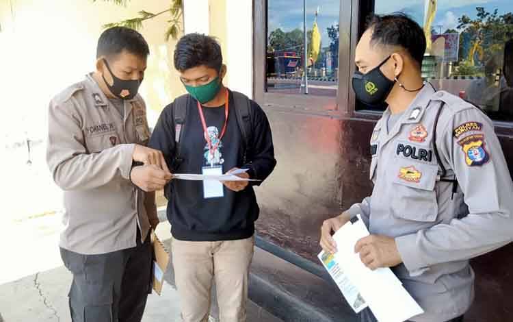 Personel Polres Seruyan saat membagikan brosur terkait penerimaan CPNS Polri tahun 2021.
