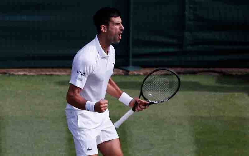 Petenis Serbia Novak Djokovic saat laga putaran ketiga melawan Denis Kudla asal AS di All England Lawn Tennis and Croquet Club, London, pada 2 Juli 2021. (foto : ANTARA/REUTERS/PAUL CHILDS)