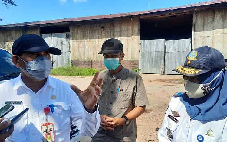 Asisten I Setda Provinsi Kalimantan Tengah, Hamka didampingi Kadishub Kobar Fitriyana saat meninjau lokasi ledakan Tongkang di PT Korindo