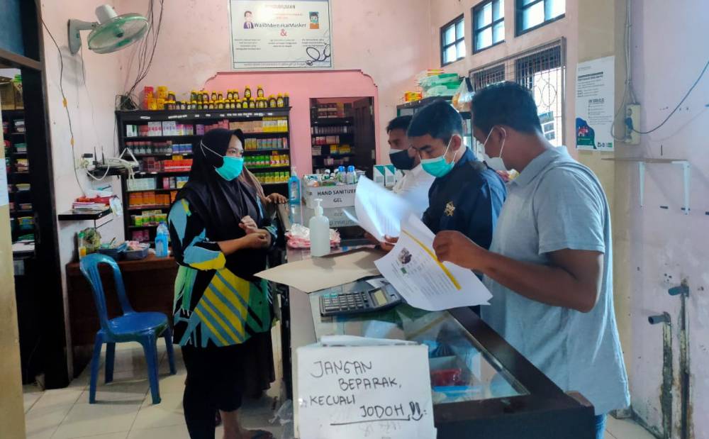 Personel Polres Seruyan melakukan pengecekan terhadap harga obat obatan di salah satu apotek