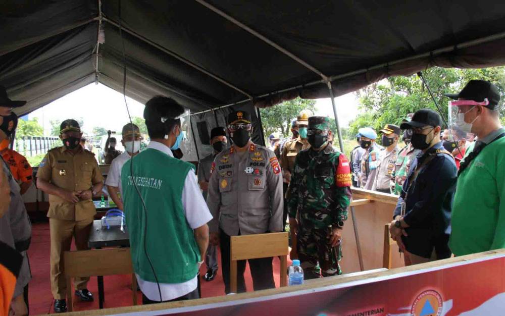 Kapolda Kalteng Irjen Dedi Prasetyo meninjau pos penyekatan perbatasan Kalteng di Kapuas, Selasa 6 Juli 2021