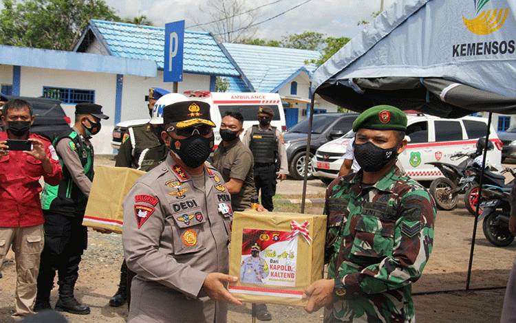 Kapolda Kalteng Irjen Pol Dedi Prasetyo saat memberikan bingkisan untuk para petugas gabungan yang berjaga di Pos Penyekatan di Kabupaten Kapuas pada Selasa 6 Juli 2021.