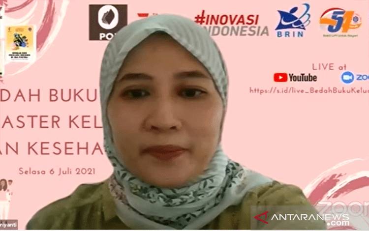 Peneliti Pusat Penelitian Kependudukan LIPI Deshinta Vibriyanti berbicara dalam acara dalam jaringan Bedah Buku "Klaster Keluarga dan Kesehatan", Jakarta, Selasa (06/07/2021). (ANTARA/Martha Herlinawati Simanjuntak)