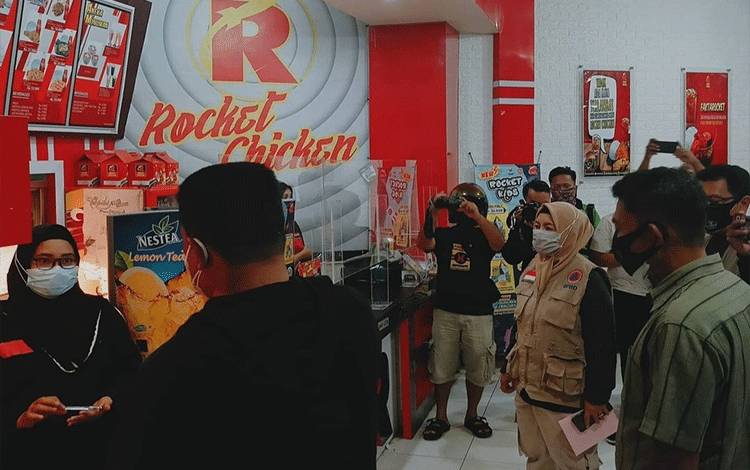  Satgas Covid-19 Kota Palangka Raya melaksanakan sosialisasi batasan operasional usaha kuliner dan jasa hiburan.