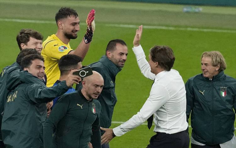Pelatih Italia Roberto Mancini merayakan sukses timnya masuk final Euro 2020 bersama staf dan pemain usai mengalahkan Spanyol dalam semifinal EURO 2020 di Stadion Wembley di London, 6 Juli 2021. ANTARA/AFP/MATT DUNHAM