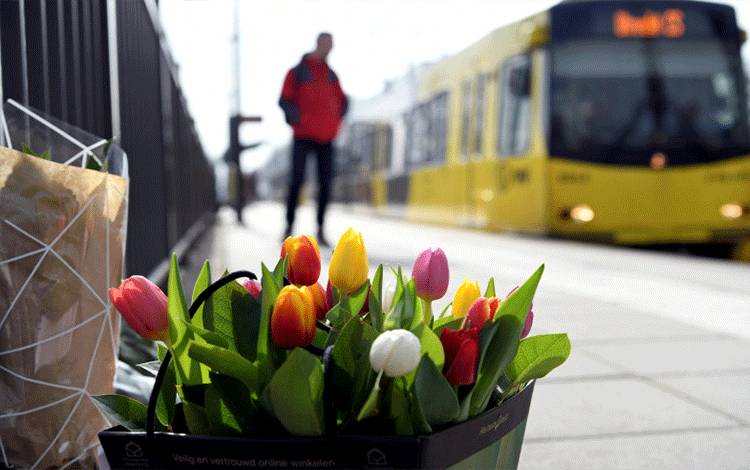 Ilustrasi: Bunga diletakkan di lokasi penembakan di Utrecht, Belanda, Selasa (19/3/2019).(ANTARA/REUTERS/PIROSCHKA VAN DE WOUW)