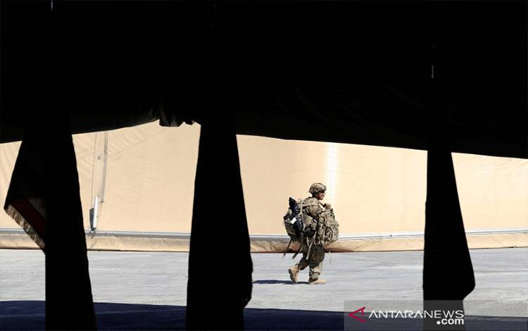 Seorang tentara Amerika Serikat terlihat dalam upacara serah terima pangkalan militer Taji dari pasukan koalisi pimpinan AS kepada pasukan keamanan Irak, di pangkalan utara Baghdad, Irak, Minggu (23/8/2020). ANTARA FOTO/REUTERS/Thaier Al-Sudani/aww/cfo