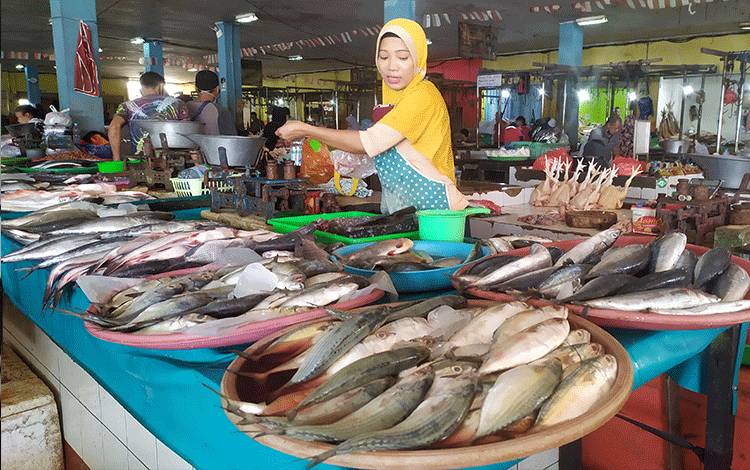 Penjualan ikan laut di Pasar Ikan Mentaya Sampit.
