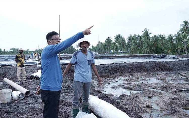 Wabup Sukamara, H Ahmadi saat memantau pembangunan tambak di Kecamatan Pantai Lunci.