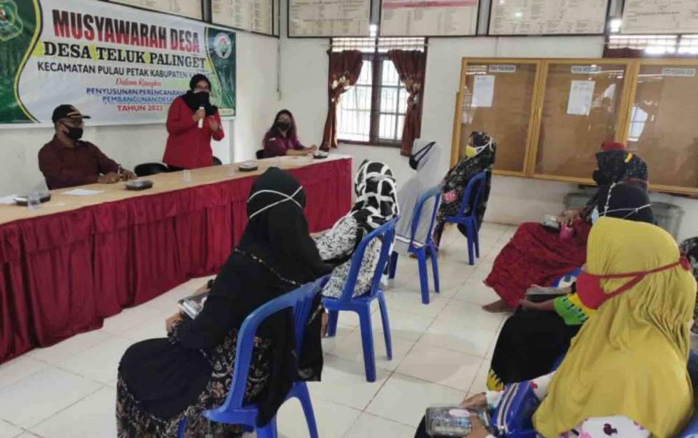 Personel Polwan Polres Kapuas memberikan edukasi kepada warga untuk antisipasi kekerasan terhadap perempuan di Desa Teluk Palinget