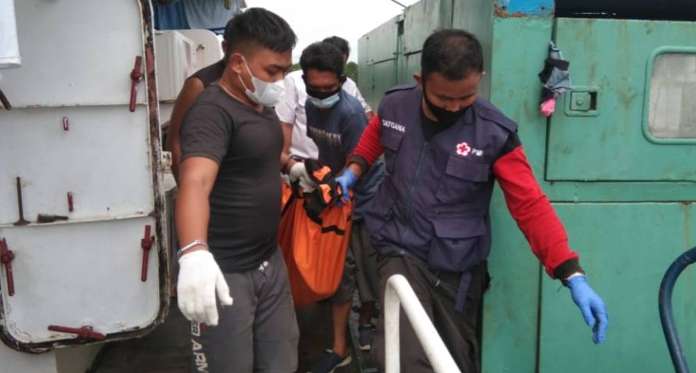 Sejumlah relawan PMI Kotim saat melakukan evakuasi korban meninggal
