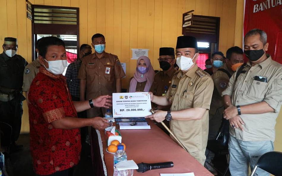 Bupati Seruyan Yulhaidir menyerahkan Bantuan Stimulan Rumah Swadaya kepada salah satu penerima di Tumbang Manjul, Kecamatan Seruyan Hulu