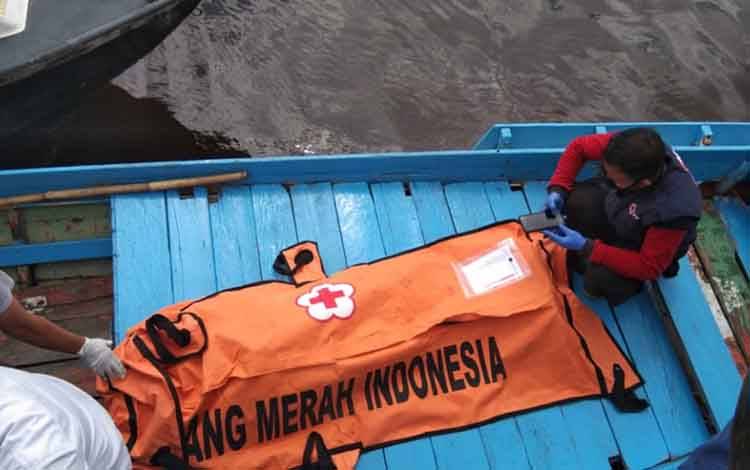 Sejumlah relawan PMI saat melakukan evakuasi ABK kapal meninggal menggunakan perahu kelotok