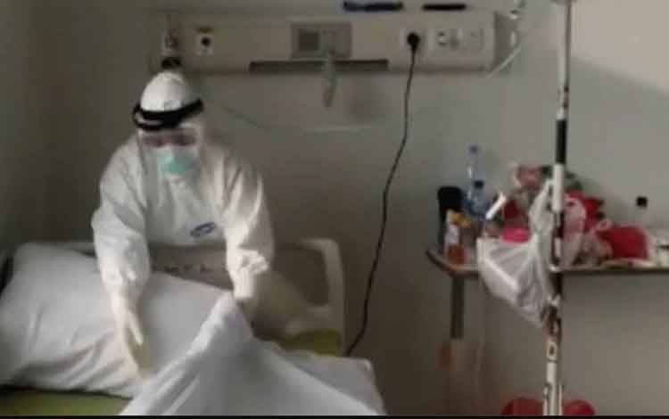 Petugas sedang menyiapkan ruangan isolasi pasien covid-19 di RSUD Sultan Imanuddin Pangkalan Bun