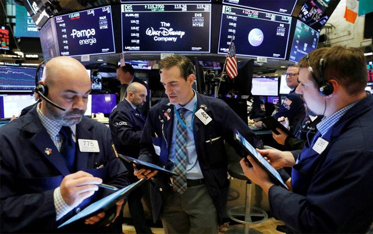 Ilustrasi: Para pialang sedang bekerja di lantai Bursa Efek New York, Wall Street, Amerika Serikat (Reuters)