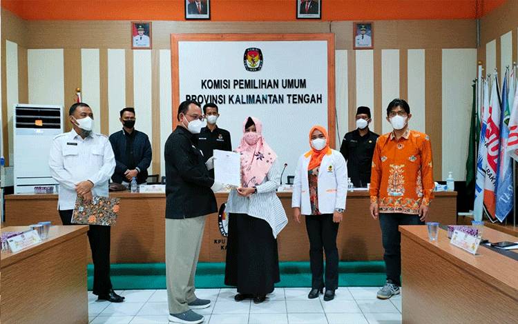 Ketua KPU Kalteng Harmain ibrohim bersama instansi lainnya saat Rapat Koordinasi Pemutakhiran Data Pemilih Berkelanjutan di Aula KPU Provinsi Kalimantan Tengah.