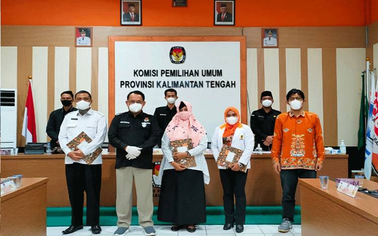 Ketua KPU Kalteng Harmain Ibrohim bersama instansi lainnya saat Rapat Koordinasi Pemutakhiran Data Pemilih Berkelanjutan di Aula KPU Provinsi Kalimantan Tengah.
