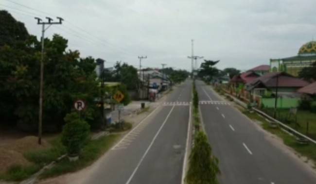 Jalan Batu Batanggui yang biasanya tampak paling sibuk dengan lalu-lalang kendarann di Kota Nanga Bulik kini lengang ketika diberlakukan larangan pantang pamali tolak bala cegah corona, Kamis 8 Juli 2021