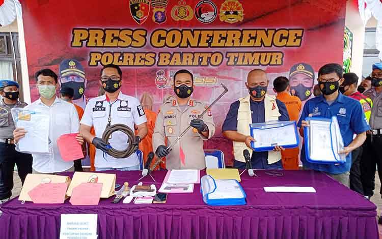 Press conference pengungkapan tindak pidana pencurian dengan pemberatan alat berat di Kecamatan Awang Kabupaten Barito Timur