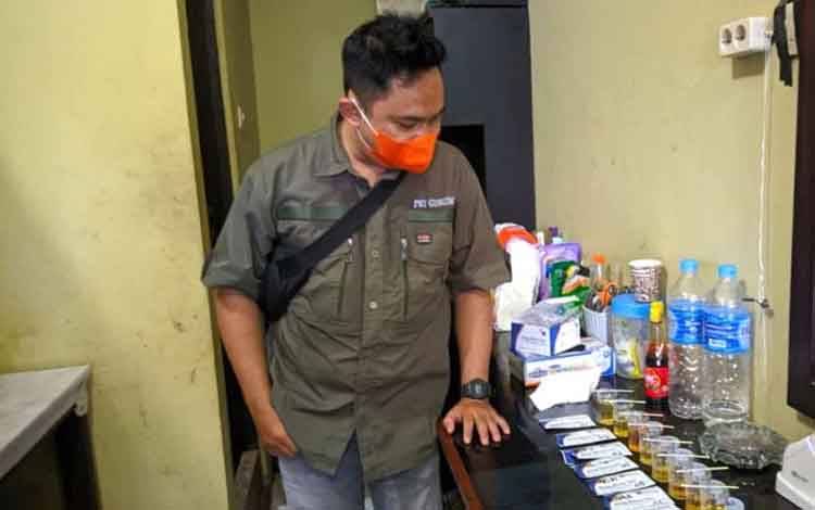Wartawan Kabupaten Gumas melihat hasil tes urine
