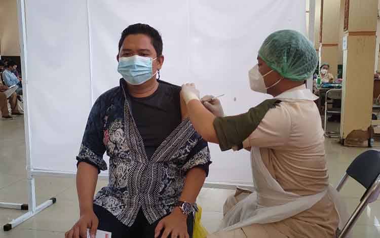 Pelaksanaan vaksinasi tenaga pendidik di Aula Dinas Pendidikan Kalteng beberapa waktu lalu
