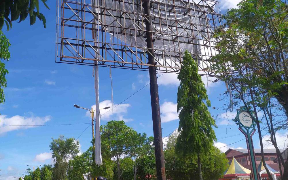 Papan reklame kosong dibiarkan semrawut merusak pemandangan di Jalan Achmad Yani Sampit