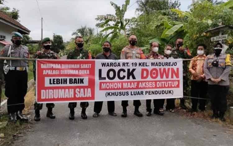 Petugas gabungan memasang portal Lockdown do Gang Terong, RT 19 Kelurahan Madurejo