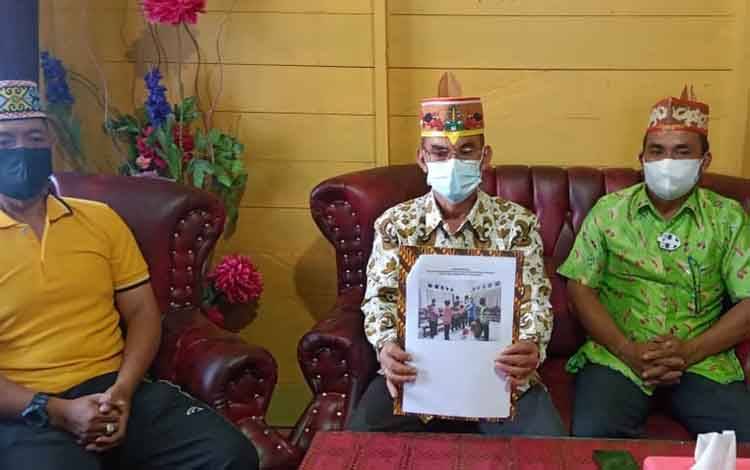 Wakil Ketua Dewan Adat Dayak Kabupaten Lamandau Willin C Okamoto didampingi pengurus lainnya saat konferensi pers, Jumat 9 Juli 2021