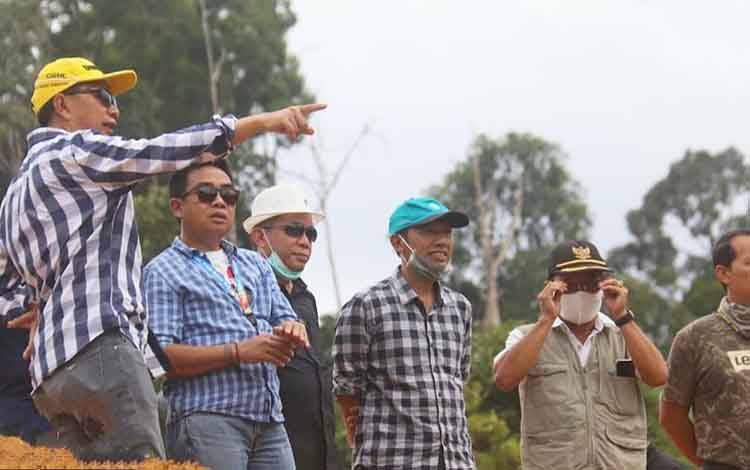 Bupati Barito Utara, Nadalsyah bersama rombongan meninjau lokasi rencana pembangunan bendungan di Sungai Lahei, Desa Haragandang