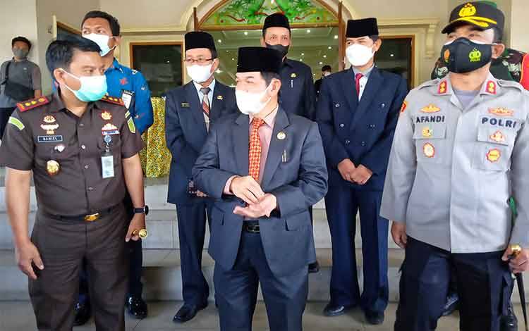 Bupati Barito Timur, Ampera AY Mebas didampingi Kapolres dan Kajari usai melantik 107 pejabat di lingkungan Pemerintah Kabupaten Barito Timur.