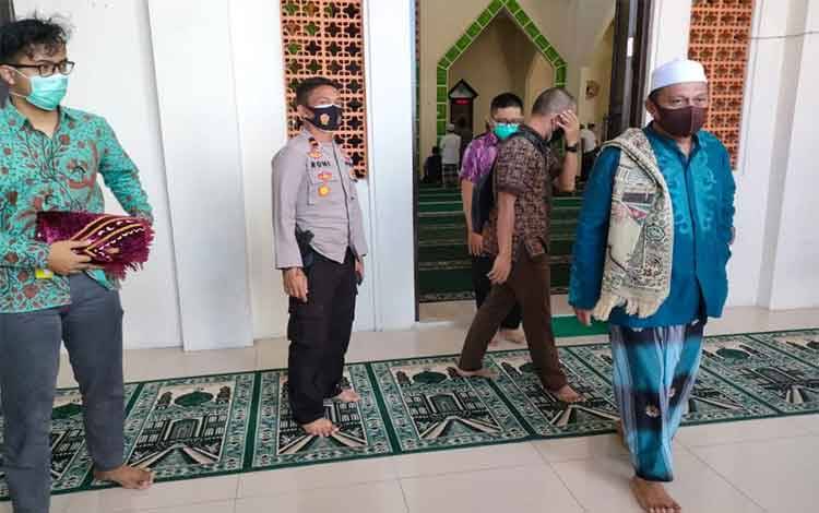 Kapolsek Seruyan Hilir Ipda Fahroni usai melaksanakan salat jumat di Masjid Al-Azhar Kuala Pembuang