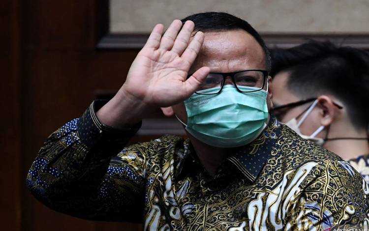 Terdakwa kasus dugaan suap izin ekspor benih lobster tahun 2020 Edhy Prabowo melambaikan tangan saat menunggu sidang pembacaan tuntutan di Pengadilan Tipikor, Jakarta, Selasa (29/6/2021)