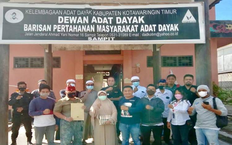 Perwakilan elemen masyarakat saat melapor bos miras ke DAD Kabupaten Kotawaringin Timur