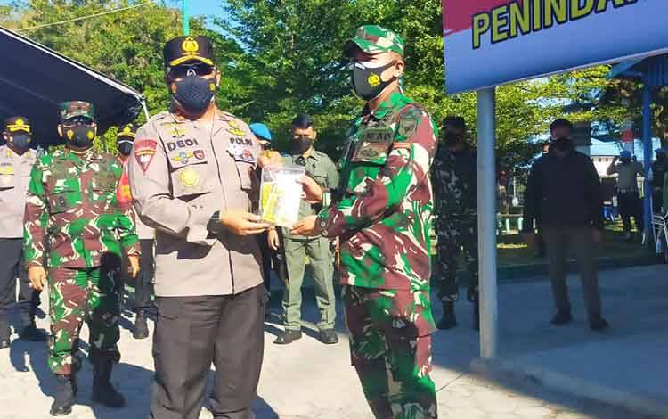 Kapolda Kalteng Irjen Dedi Prasetyo memberikan masker dan Multivitamin kepada petugas gabungan operasi yustisi