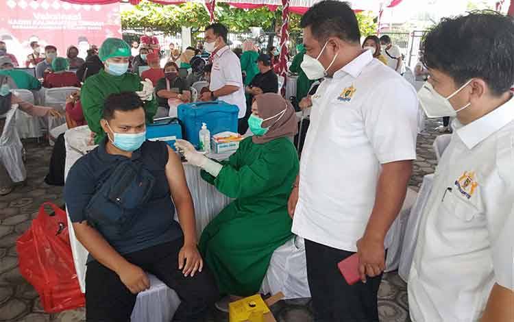 Ketua Kadin Kalteng, Rahmad Nasution Hamka (dua dari kanan) meninjau vaksinasi yang digelar pihaknya di Palangka Raya, Sabtu, 10 Juli 2021.