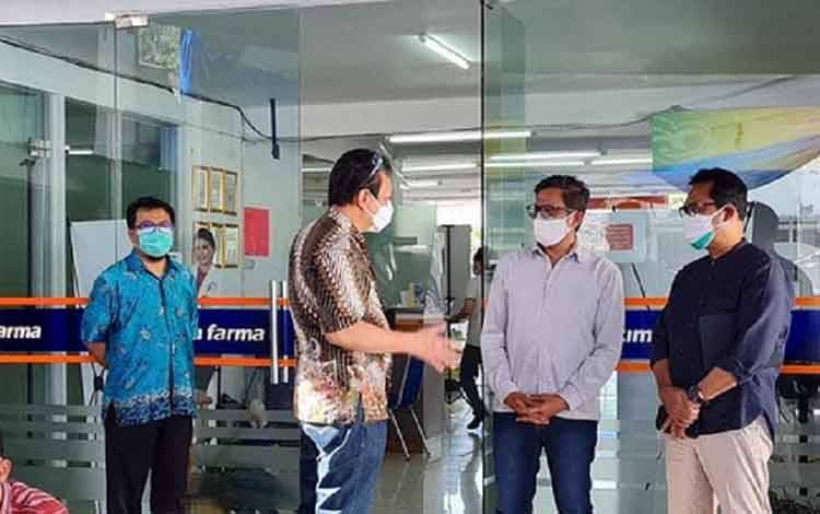 Tangkapan layar Wakil Menteri BUMN I Pahala N. Mansyuri (kedua dari kanan) saat meninjau pelaksanaan Vaksinasi Gotong Royong Individu di Klinik Kimia Farma Senen, Jakarta Pusat pada Sabtu (10/7/2021). ANTARA/Instagram@kementerianbumn/Aji Cakti