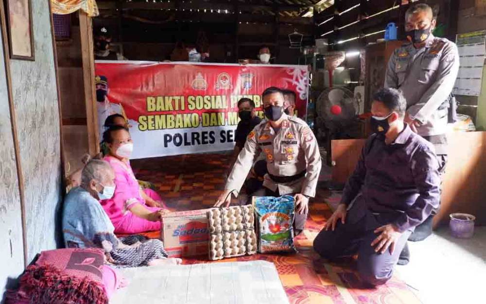 Kapolres Seruyan, AKBP Bayu Wicaksono saat menyerahkan bantuan sembako untuk warga, Minggu, 11 Juli 2021.