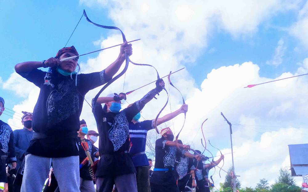 Sejumlah pemanah tradisional berlatih di Jalan Lingkar Kota Utara Sampit, Minggu, 11 Juli 2021.
