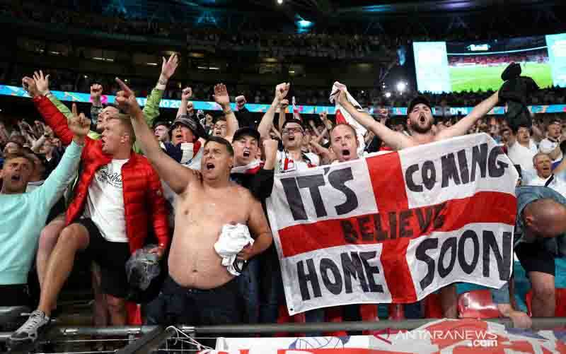 Para penggemar Inggris merayakan setelah pertandingan semi final Euro 2020 usai saat Inggris melawan Denmark di Wembley Stadium, London, Inggris, Rabu (7/7/2021). (foto : ANTARA FOTO/Pool via REUTERS/Carl Recine/AWW/sa)