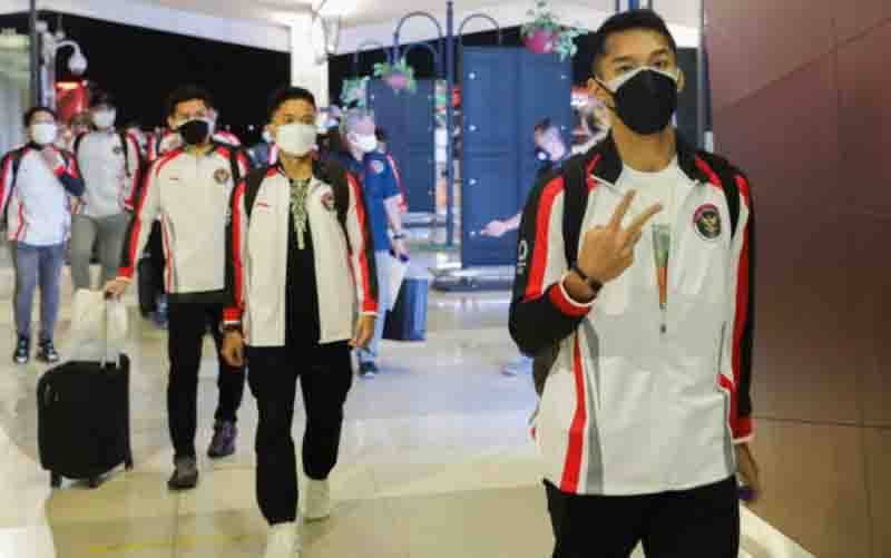 Pebulu tangkis Indonesia Jonatan Christie dan pemain lainnya saat bertolak menuju Jepang. (foto : ANTARA/HO/PP PBSI)