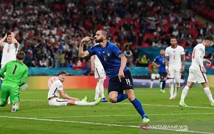 Bek tim nasional Italia Leonardo Bonucci merayakan golnya ke gawang Inggris yang menyamakan kedudukan dalam final Euro 2020 di Stadion Wembley, London, Inggris, Minggu (11/7/2021) waktu setempat. (ANTARA/REUTERS/POOL/Paul Ellis)